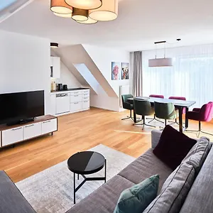  Apartament Myfavorit - Spacious Next To Puplic Transport U1 Direct Connection To Citycenter
