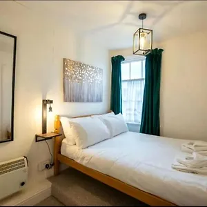 https://sea-side-flat-5-with-fast-wifi-and-free-parking.yorkshirehotels.net