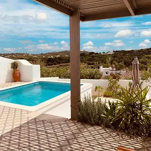 https://casa-na-colina-the-cottage-and-the-long-house.hotelaalgarve.com