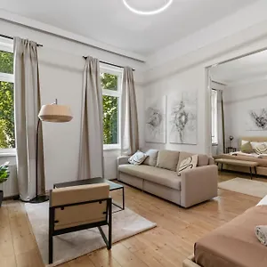 Stylish Apartment, Next To Schloss Belvedere Wenen